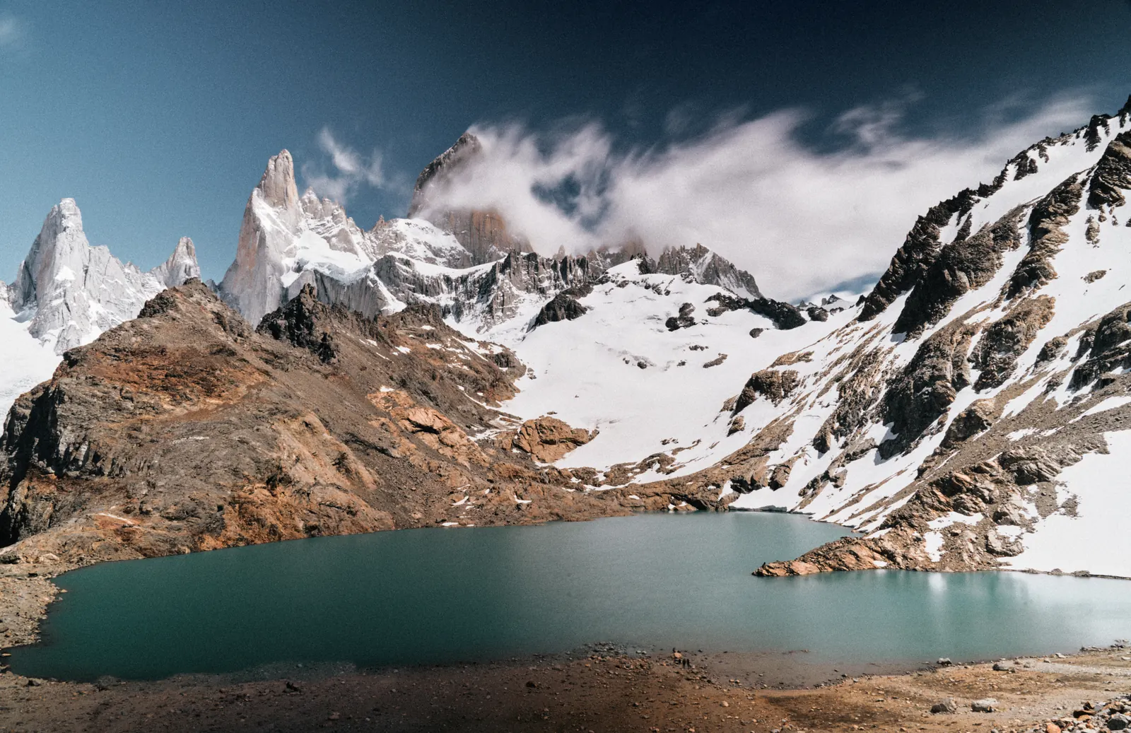 Turquoise Laguna de los Tres below Fitz Roy